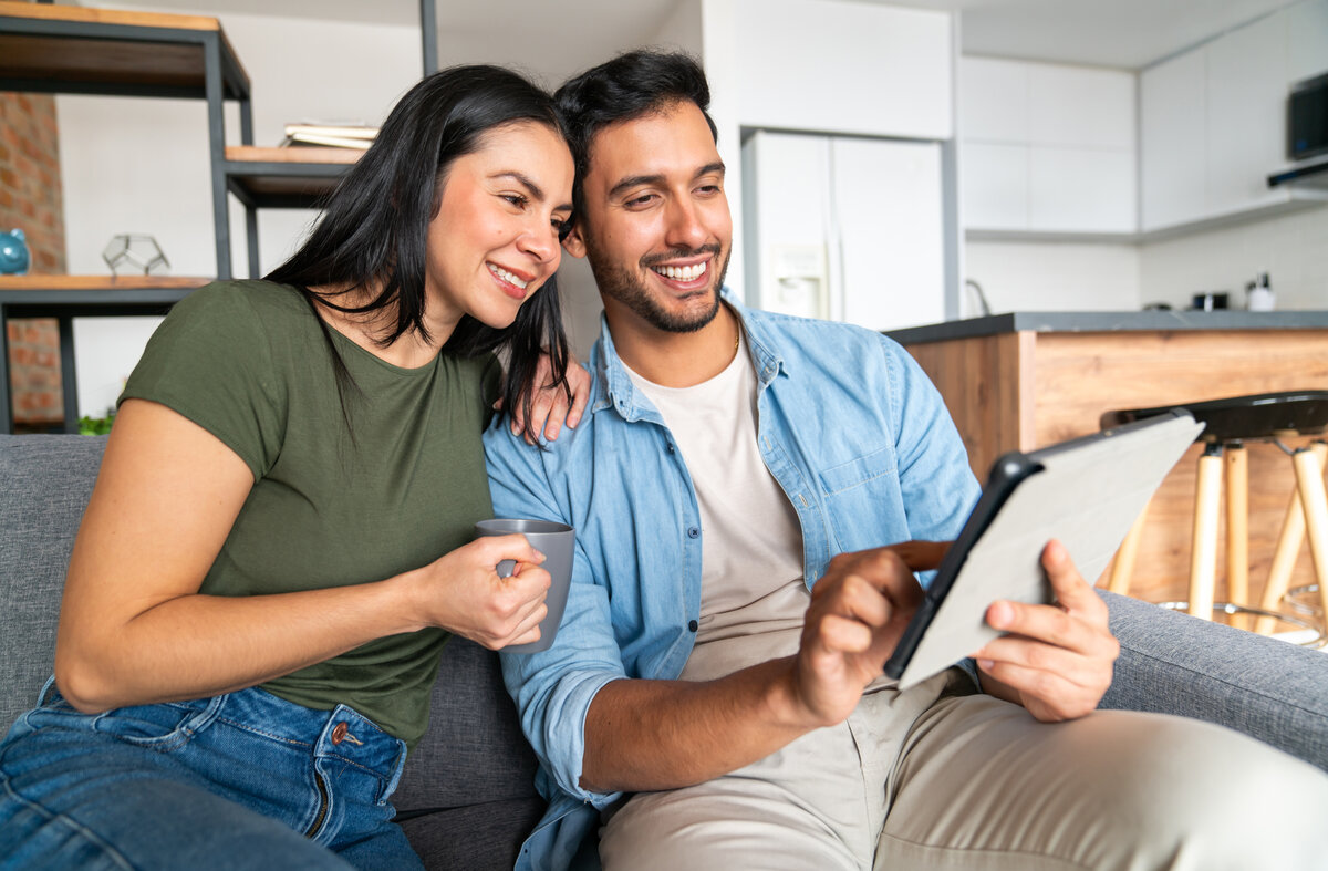 Pareja conversando durante sesión de terapia de pareja online
