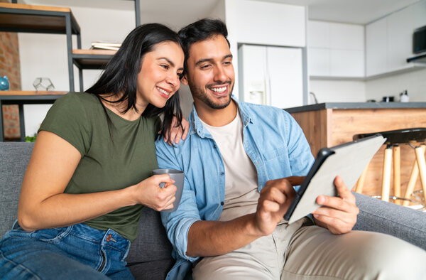 Pareja conversando durante sesión de terapia de pareja online